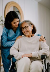 Pentingnya Perawat Lansia untuk Membantu Perawatan Orang Tua di Rumah